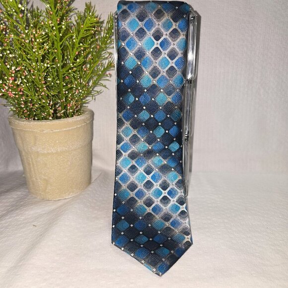 DAVID TAYLOR MENS TIE POLYESTER WRINKLE FREE DIAMOND DESIGN IN SHADES OF BLUE - Picture 1 of 6